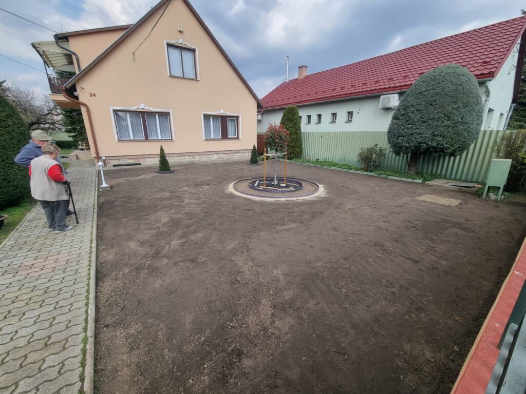 Torzsre oltott korallberkenye kozpontban, 2db tiszafa hatterben, korbe: deres csenkes, varjuhaj, szegfű